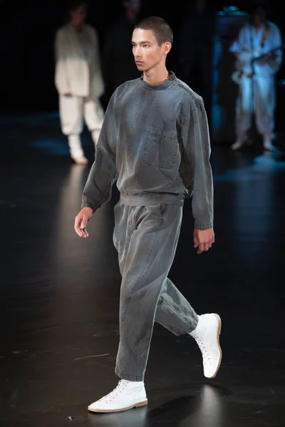 Look 16